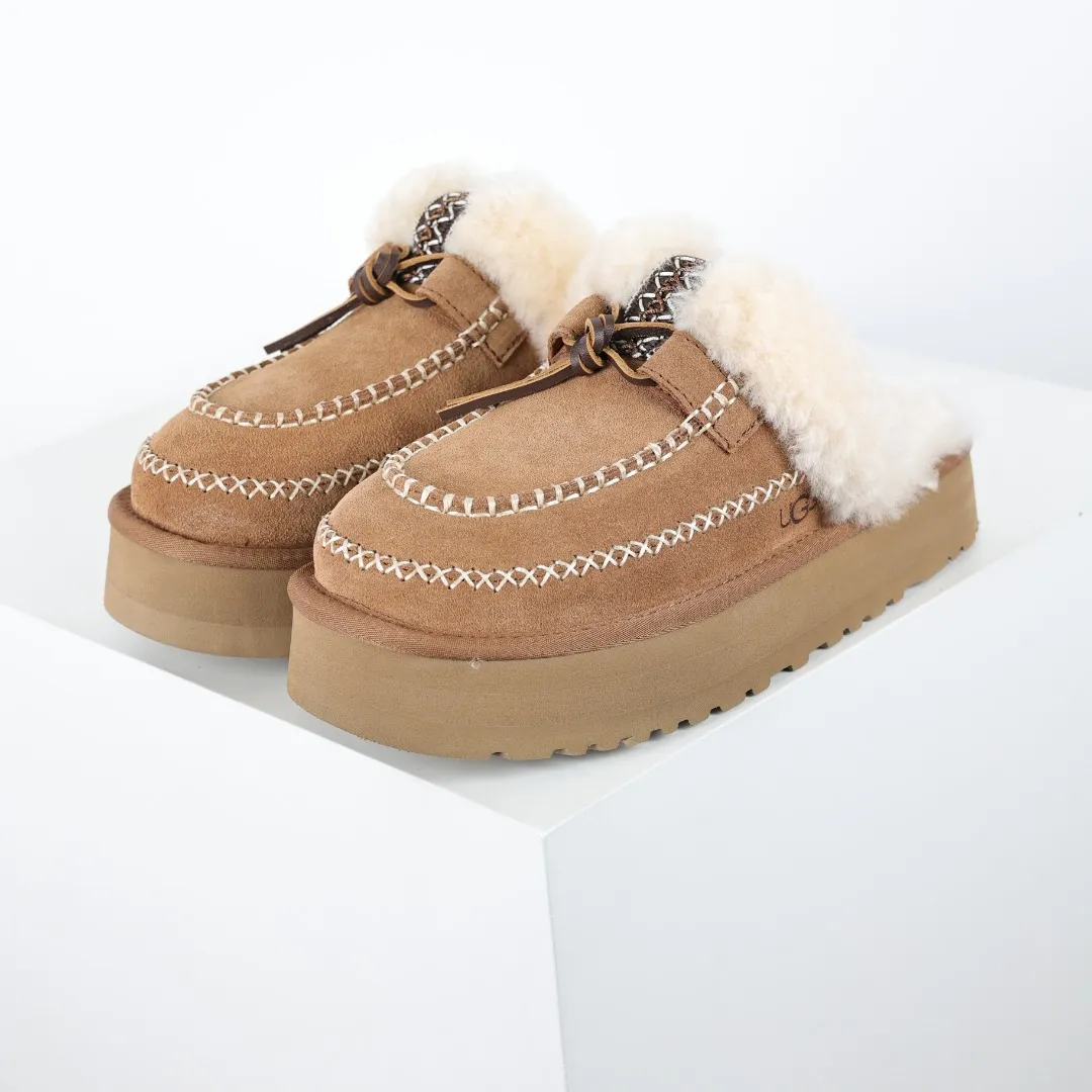 Pick up locally 💰580 Core recommendation with good price It is a very suitable choice for keeping warm in winter and at home. In the new year, uug has launched a series of styles, which are partial to the preferences of young consumers and have also moved to the forefront of fashion trends. Shoe body material Water-repellent coated suede upper 17mm UGGPURE™ implanted wool insole Lightweight non-slip comfortable rubber outsole With brand LOGO trademark Comes with a full set of packaging Size: 35 36 37 38 39 40